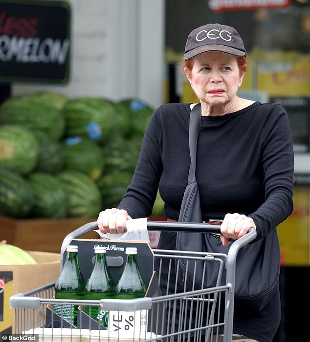 كانت الممثلة ، البالغة من العمر الآن 77 عامًا ، تبدو شابة أثناء رصدها للتسوق في سوق Bristol Farms الراقية في ويست هوليوود - من هي؟