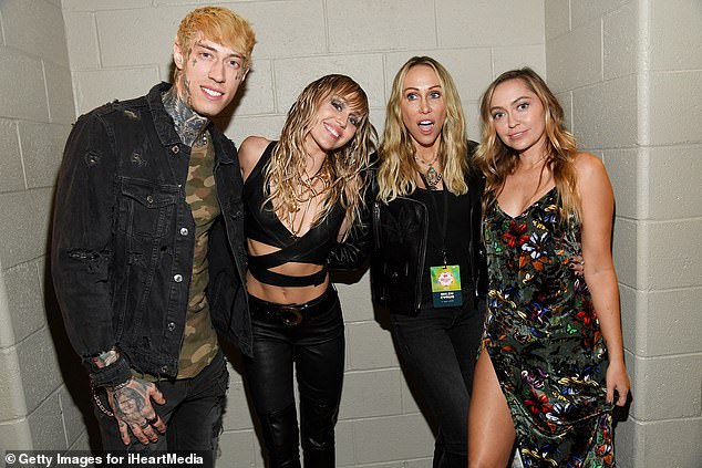 قام Trace Cyrus و Miley Cyrus و Tish Cyrus و Brandi Cyrus بتشكيل خلف الكواليس خلال مهرجان IHeartradio للموسيقى في T-Mobile Arena في 21 سبتمبر 2019 في لاس فيجاس
