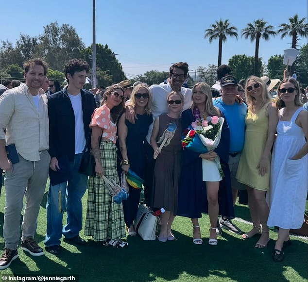 قفزت غارث إلى صفحتها الرئيسية في Instagram لمشاركة اللقطات من اليوم الكبير - وأظهرت صورة جماعية واحدة الوجه أيضًا حضور الحفل الخارجي