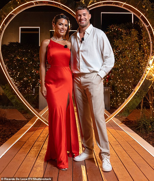 نجم Love Island ، أخبر MailOnline حصريًا أنه لا يزال في السوق بعد أن انفصل عن Ekin-Su ، 30 عامًا ، في وقت سابق من هذا العام