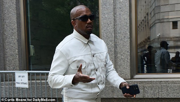 وفي الوقت نفسه ، قيل لم يكن Kanye مدرجًا في قائمة الحضور المعتمدة لهذا اليوم ، وتم توجيه تعليمات لمشاهدة الإجراءات عبر تغذية فيديو مدونة في غرفة الفائض