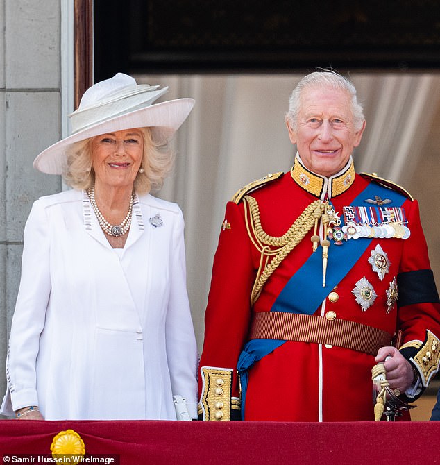 في وقت سابق ، التقى نجم TOWIE السابق King و The Queen Consort في عام 2023 في كرة الحيوان ، وسُعي مرة أخرى بعد ذلك الوقت (الملك تشارلز والملكة كاميلا في وقت سابق من هذا الشهر أثناء تجميع اللون)