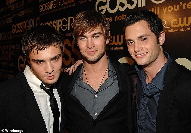 إد ويستويك ، وشيس كروفورد وبنس بادجلي يصلون إلى حفلة عرضية Gossip Girl في 18 سبتمبر 2007 في مدينة نيويورك