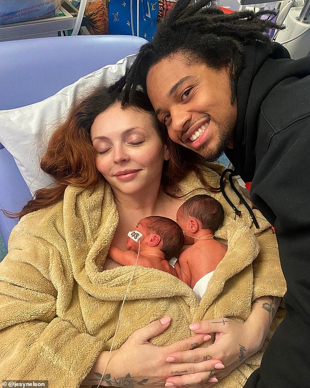 وُلدت Ocean Jade و Story Monroe في عمر 31 أسبوعًا فقط ، بعد تشخيص إصابة Jesy بمتلازمة نقل الدم المزدوجة إلى التوأم (TTTS)-وهي حالة نادرة يمكن أن تعرض طفل أو كلاهما للخطر