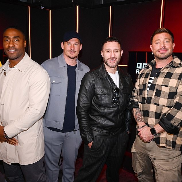 يتكون Blue من (من LR) Simon Webbe و Lee Ryan و Antony Costa و Duncan مع الفرقة أولاً مما يجعلها على الساحة مع Smash Hit All Rise