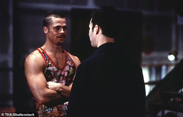 كان المظهر مشابهًا لشخصيته تايلر دوردن في نادي القتال السينمائي عام 1999 (الذي شوهد أعلاه) - الذي كان من إخراج ديفيد فينشر وأيضًا قام ببطولته إدوارد نورتون