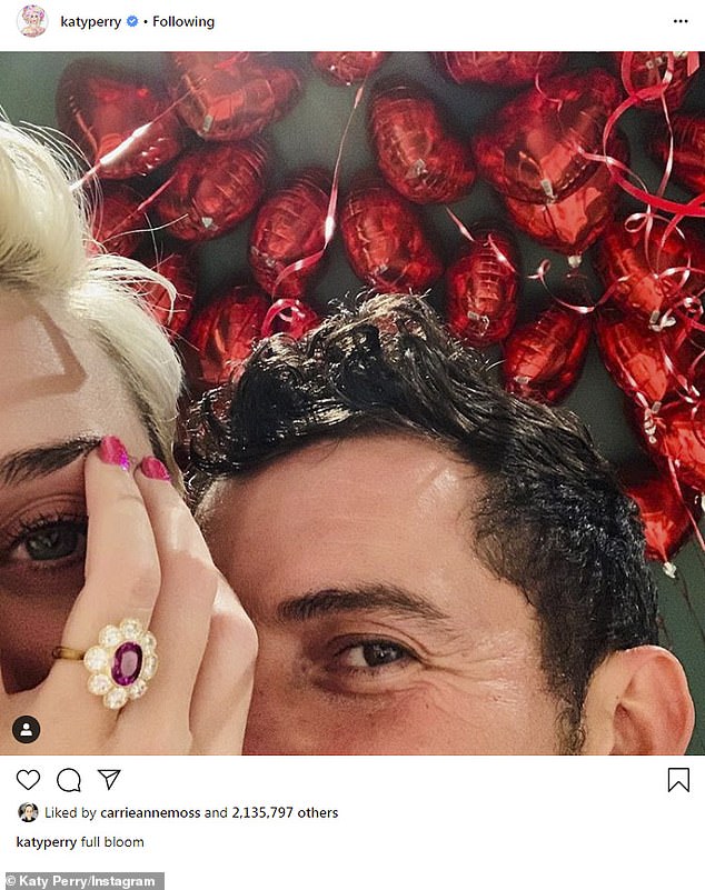 بعد فترة وجيزة ، أعلنت الزوج عن مشاركته على Instagram مع صورة توضح صخرة كاتي العملاقة وخطيبها تحت مظلة من بالونات القلب الأحمر