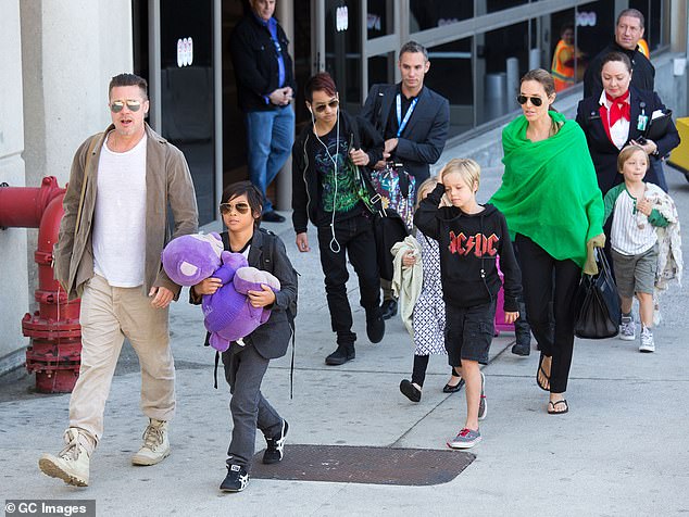 Pitt and Jolie ، 50 ، الذين يشاركون Maddox ، 23 ، Pax ، 21 ، Zahara ، 20 ، Shiloh ، 19 ، و Twins Knox و Vivienne البالغ من العمر 16 عامًا ، متزوجين في عام 2014 بعد سقوطه على مجموعة من السيدة والسيدة سميث ؛ في الصورة مع PAX ، Maddox ، Shiloh ، Vivienne ، و Knox في عام 2014