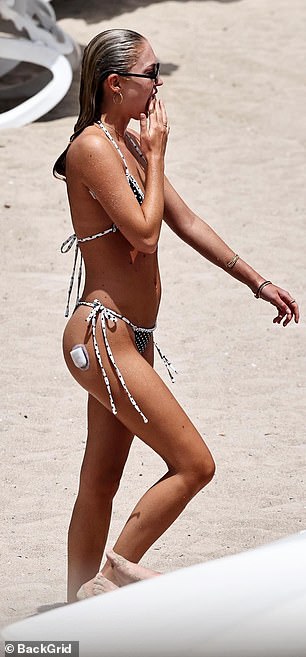 أظهرت ابنة Kate Moss النموذجية براعة منصة على الشاطئ