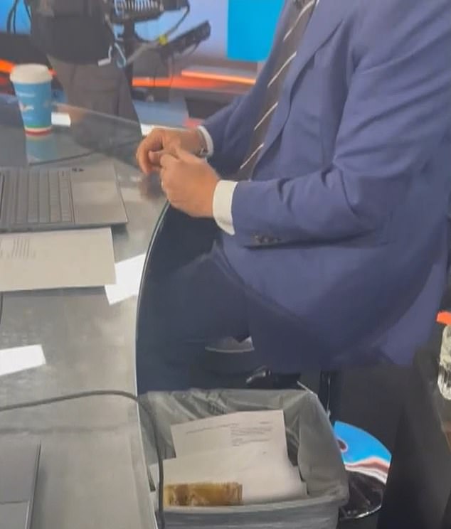 في مقطع فيديو ، صعد كارل عبر الصندوق وأخذ لدغة خلال تقرير كان جين يديره حول طائر زبال Ibis ، الملقب بـ
