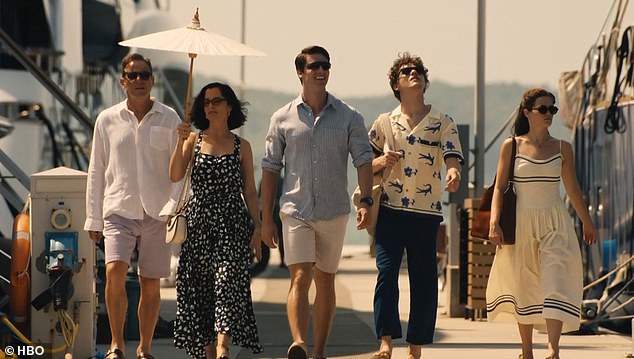 في المقابلة نفسها ، كشف إسحاق ، الذي ظهر في الموسم الثالث من سلسلة HBO Whire Lotus كرجل أعمال ثري تيموثي راتليف ، عن مدى دفع هو وزملائه في كل حلقة