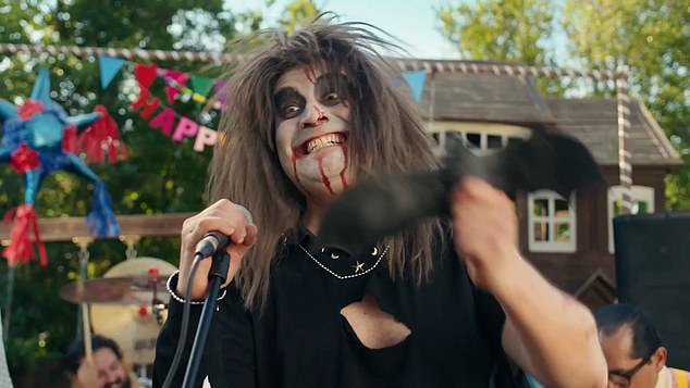 المسرحية الهزلية التي تُظهر شخصًا يلعب نسخة شابة من Ozzy في حفل عيد ميلاد الأطفال قبل أن يخيفهم عن طريق تناول رأس مضرب لعبة