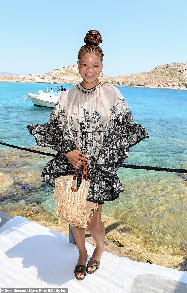 في هذه الأثناء ، بدت Storm Reid أنيقة في فستان صيف مطبوع بالأبيض والأسود والتي اقترنها مع Flip على صندل الشريحة