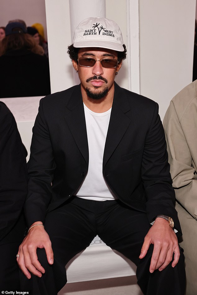 يأتي انتقادات Bad Bunny الصريحة لأفعال ICE وسط موجة من الردود المماثلة من النجوم الرئيسية الأخرى الذين استخدموا منصاتهم لإظهار التضامن مع مجتمعات المهاجرين