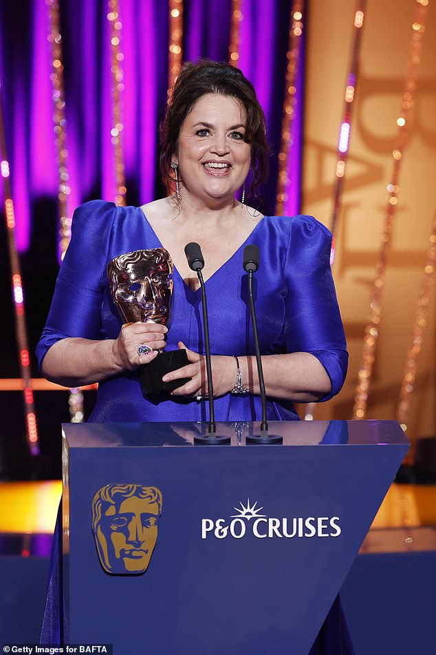 شوهدت روث وهي ترتدي خاتم زواجها وهي تقبل BAFTA لأفضل أداء للإناث في كوميديا الشهر الماضي