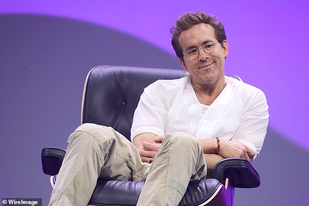 أثناء تسليم زجاجة ماء لشخص ما في الحشد في مهرجان كان ، مازحا نجم Deadpool ،