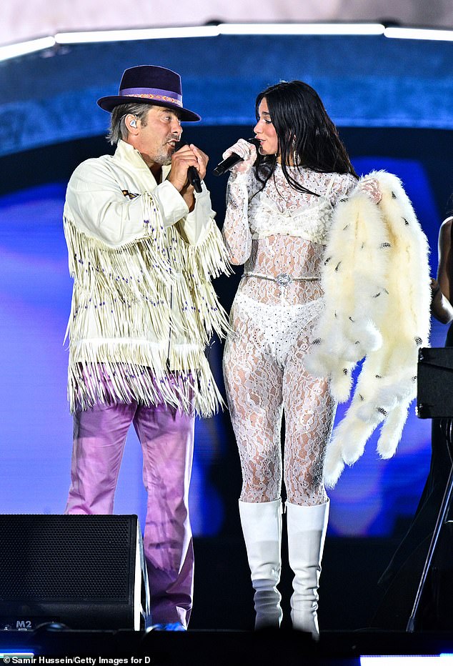انطلقت دوا أول ليلتين في المكان ، فاجأت دوا معجبيها عندما انضم إليها ضيف خاص Jamiroquai مساء الجمعة
