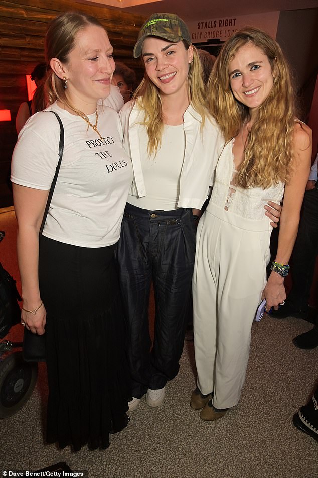 Kitty Wordsworth و Cara و Hannah (L إلى R) جميعهم اجتماعيين معًا بعد مشاهدة المسرحية التي تم إنشاؤها استجابةً لعدم التمثيل السحاقي في الثقافة الشعبية