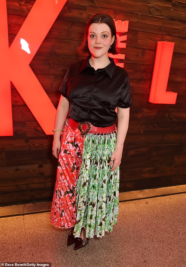 قامت نجمة Narnia Georgie Henley بقطع شخصية أنيقة في قمة أسود مع تنورة زهرية نابضة بالحياة
