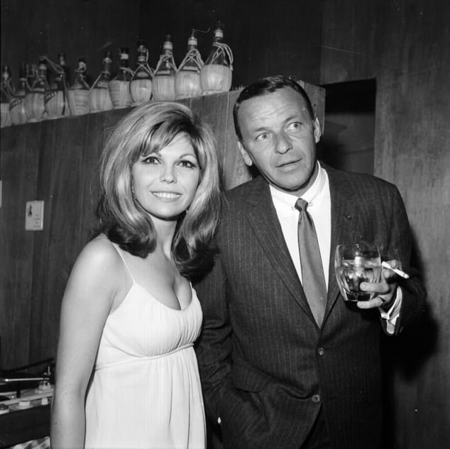 فرانك سيناترا مع ابنتها نانسي في عام 1967 ، على بعد عام بعد أن أصبح ديو ديو سيومثين غبي نجاحًا عالميًا