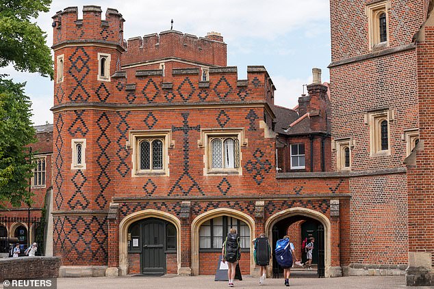 Eton - ALMA Mater of Prince William ، حيث تكون الرسوم أكثر من 63000 جنيه إسترليني سنويًا - بالقرب من منزل العائلة في وندسور