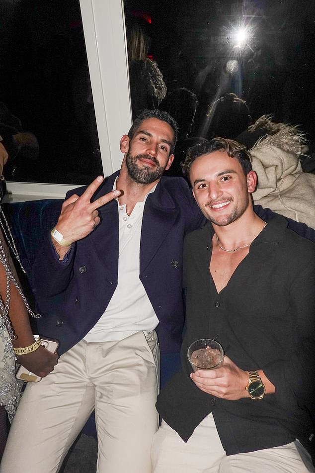كما شوهدت في حفلة Z-List زميلة Mafs Grooms Ryan Donnelly (يسار) وتوني Mojanovski وكذلك جوي روبسون من جزيرة Fboy. ريان في الصورة مع جيمس بابالاردو