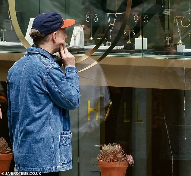 يوم السبت ، شوهد مارتن وهو يتراجع عن القطع المعروضة في متجر ديني هول في شمال لندن