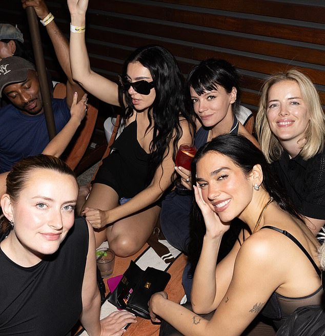 عند الانضمام إلى Instagram Dua عندما انضم إليها أصدقاء مشهورين بما في ذلك Charli XCX ، التي ظهرت معها على خشبة المسرح يوم السبت ، وليلي ألين وأميليا ديميولدينبرغ