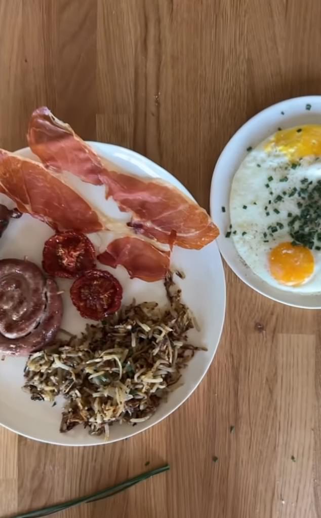ثم عرضت بالترو بيضة مشمسة لأعلى ووجبة إفطارها المطبوخة والمطلية بالكامل مع انتهاء الفيديو