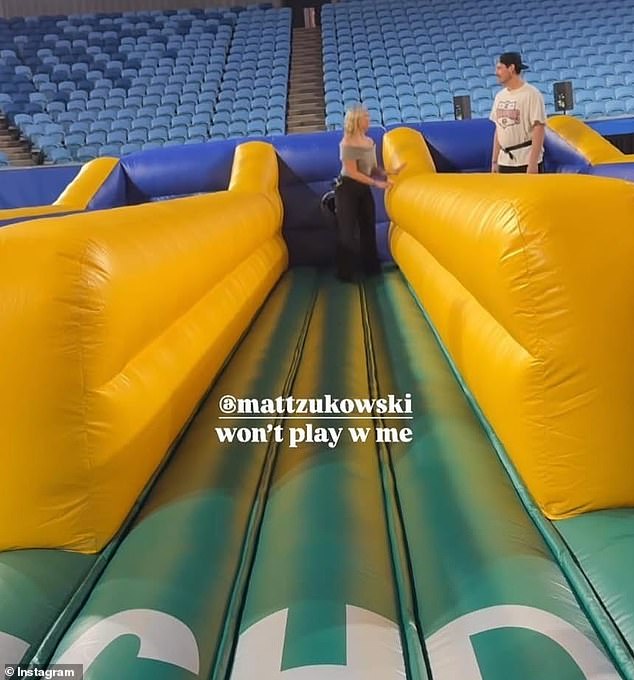 ما هو أكثر من ذلك ، ظهرت مات في إحدى مشاركاتها في Instagram في حدث NFL RAMS الذي عقد في وقت سابق من ذلك اليوم. في الصورة