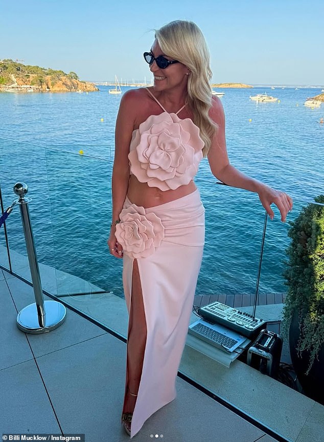 كان نجم TOWIE ، 37 عامًا ، الذي انفصل رسميًا عن لاعب الدوري الإنجليزي الممتاز آندي كارول في سبتمبر الماضي ، يمتص الشمس في مايوركا لحضور حفل زفاف جورجيا كوسولو الفخم