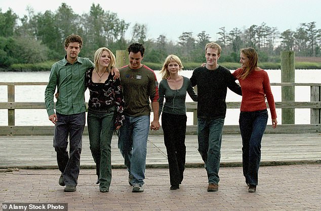 انضمت فيليبس لاحقًا إلى العرض كزميل في غرفة الكلية. في الصورة في عام 2002