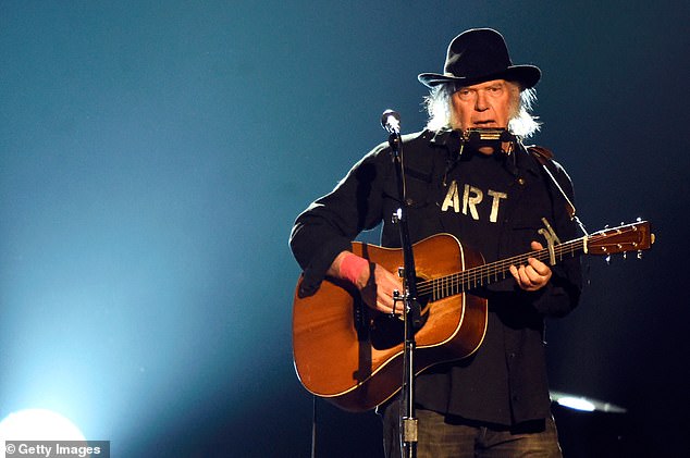 في شهر يناير ، وافق نجم الروك أخيرًا على اللعب في مهرجان Glastonbury بعد رفض العرض في البداية لأنه كان