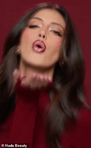 Kimberly تفجر قبلة أثناء المشاركة في حملتها الترويجية الأولى منذ أن انفصلت مع Alli