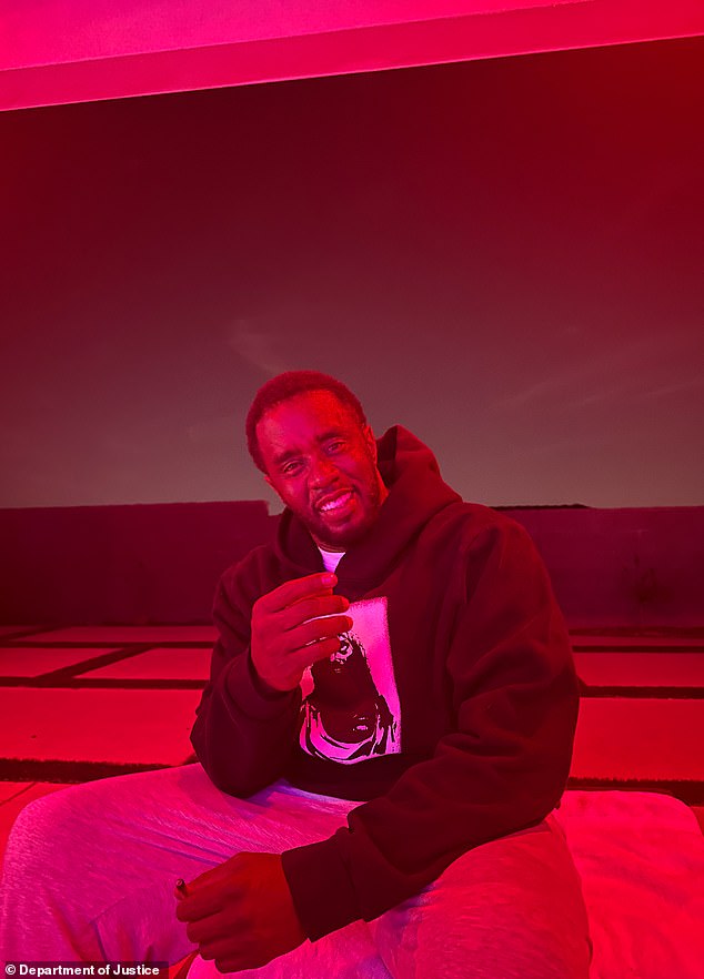 تظهر صور الأدلة المقدمة في التجريبية صورًا شخصية مختلفة لـ Diddy ، التي شوهدت في هذه الصورة غير المؤرخة ، حيث يبدو أنه تحت إضاءة حمراء