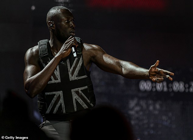 أطلقت Stormzy ، مع أربعة أغاني فردية على المخططات المملكة المتحدة ، برنامج المنح الدراسية الخاصة به في الجامعة المرموقة في عام 2018