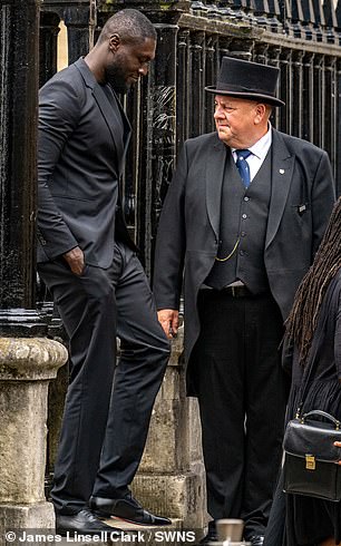 ارتدى Stormzy بدلة سوداء واقعية وأحذية جلدية مصقولة أثناء تشق طريقه إلى أرض مجلس الشيوخ