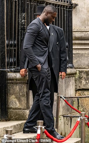 على الرغم من تحقيق ستة A*S وثلاثة A و Three B في GCSE ، لم يحضر Stormzy الجامعة بسبب شغفه النامي بالموسيقى