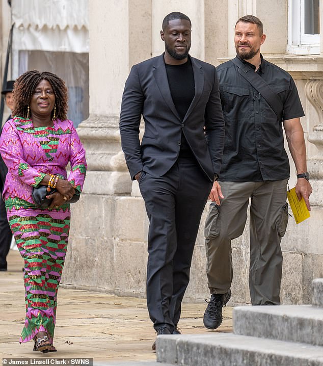 تأتي الدرجة الفخرية في الوقت الذي تستعد فيه Stormzy لسيارة تنوع المسرح الوطنية الجديدة بعد الاشتراك في مشروع