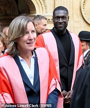 إن الدكتوراه في Stormzy في القانون تقديراً لعمله الخيري بما في ذلك التعليم والموسيقى والرياضة والأدب