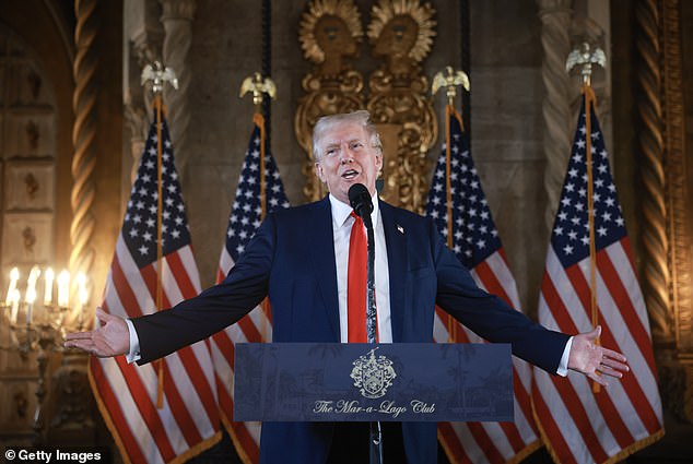 غالبًا ما شوهد يزور الممتلكات المترامية الأطراف على مر السنين ، لكنه كان يتردد في كثير من الأحيان بعد انتخابه كرئيس 47 للولايات المتحدة العام الماضي في نوفمبر ؛ شوهد في مار لاجو في عام 2024
