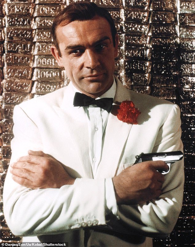 قال المخرج في بيان ، 'بعض ذكرياتي الأولى التي تسير في السينما مرتبطة بـ 007. لقد نشأت على مشاهدة أفلام جيمس بوند مع والدي ، منذ دكتور لا مع شون كونري (أعلاه في جولدفينجر عام 1964)