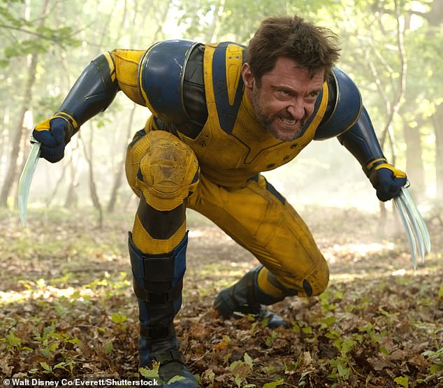 هرع المشجعون إلى منشور Instagram مع تعليقات تكهن بأن هيو يتدرب بالفعل على فيلم Wolverine التالي - على الرغم من عدم الإعلان عن فيلم. في الصورة: هيو في Deadpool و Wolverine. لعب هيو ولفيرين 10 مرات في 10 أفلام منذ عام 2000
