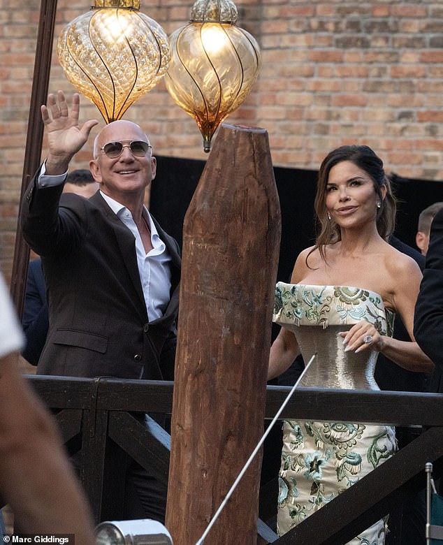 مصادر تم الكشف عنها لـ Dailymail.com يوم الخميس أن Bezos و Sanchez ، في الصورة اليوم ، متزوجان بالفعل