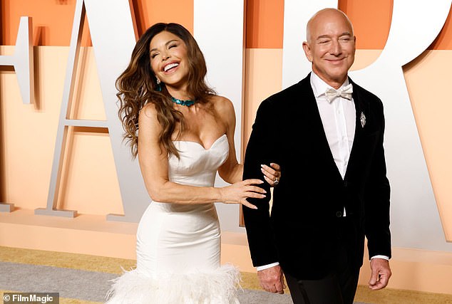 سيقام حفل Bezos و Sanchez البالغ 20 مليون دولار يوم الجمعة - على الرغم من أنه تم الكشف يوم الخميس أن الزوجين متزوجان بالفعل ؛ شوهد في مارس في بيفرلي هيلز