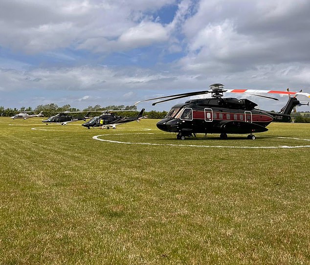 يعتقد شركة Air Charter Helicopter - التي تبيع تذاكر الإرجاع مقابل 13،950 جنيهًا إسترلينيًا - أنها توفر لعملائها المشاهير حتى ثماني ساعات لكل رحلة مقارنةً بالقيادة