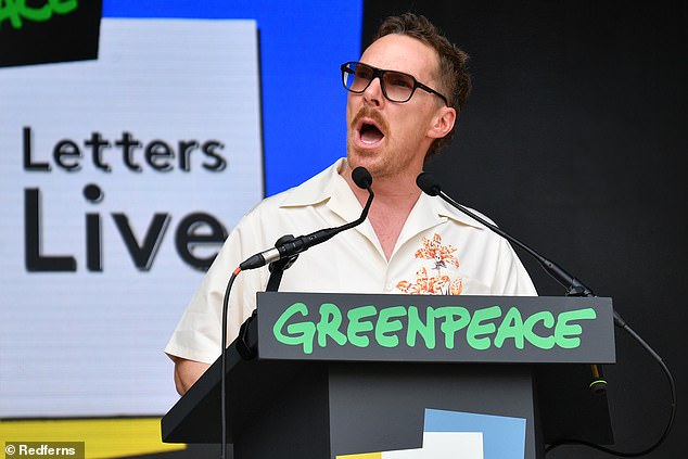 قرأت نجم شيرلوك من Moustachioed Benedict Cumberbatch ، 48 عامًا ، رسائل من جميع أنحاء العالم في منطقة السلام الأخضر في ميزة تسمى