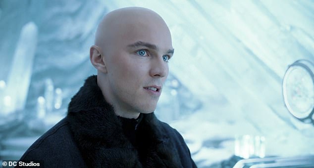أصدرت Warner Bros. مقطورة جديدة لـ Superman في وقت سابق من هذا الشهر ، حيث توافد المشجعين لالتقاط تذاكرهم تمامًا كما تم بيعهم (نيكولاس في الصورة)