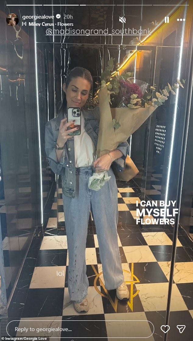 شاركت نجمة البكالوريوس في صورة شخصية مرآة لقصصها على Instagram يوم الجمعة مع أغنية Breakup Song Flowers من Miley Cyrus
