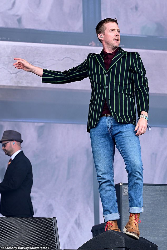 انتقل فريق Kaiser Chiefs إلى المسرح في Glastonbury يوم السبت ، مع عرض Ricky Wilson في عرض نشط
